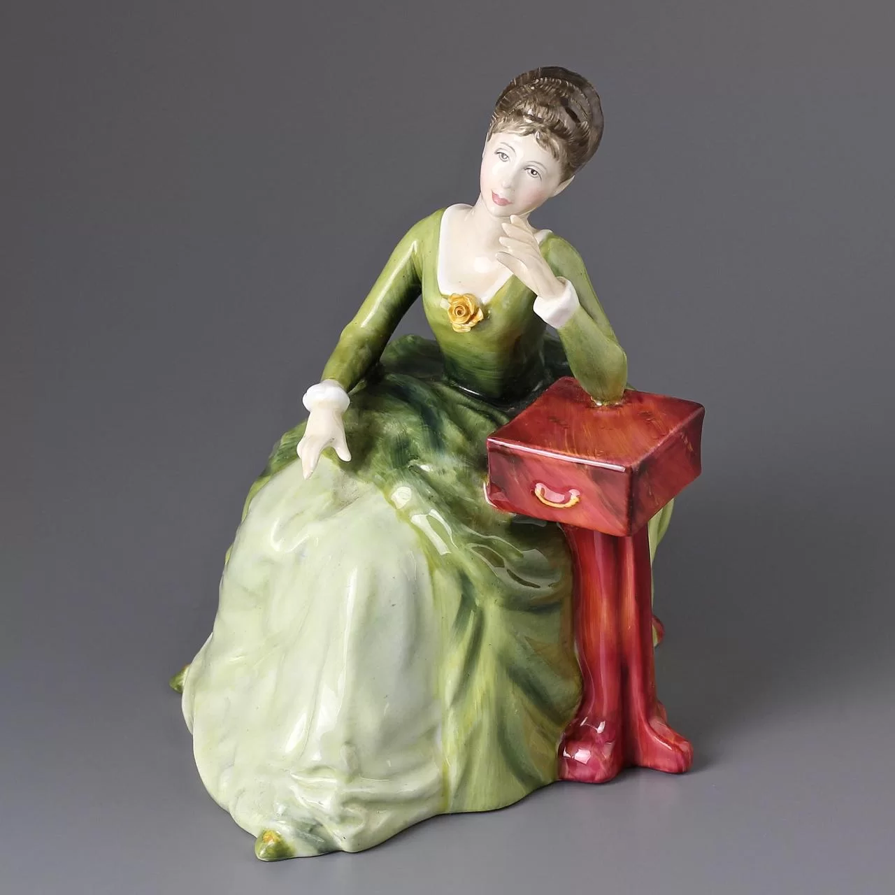Винтажная фарфоровая статуэтка Англия Royal Doulton 2974 Carolyn Кэролайн Девушка