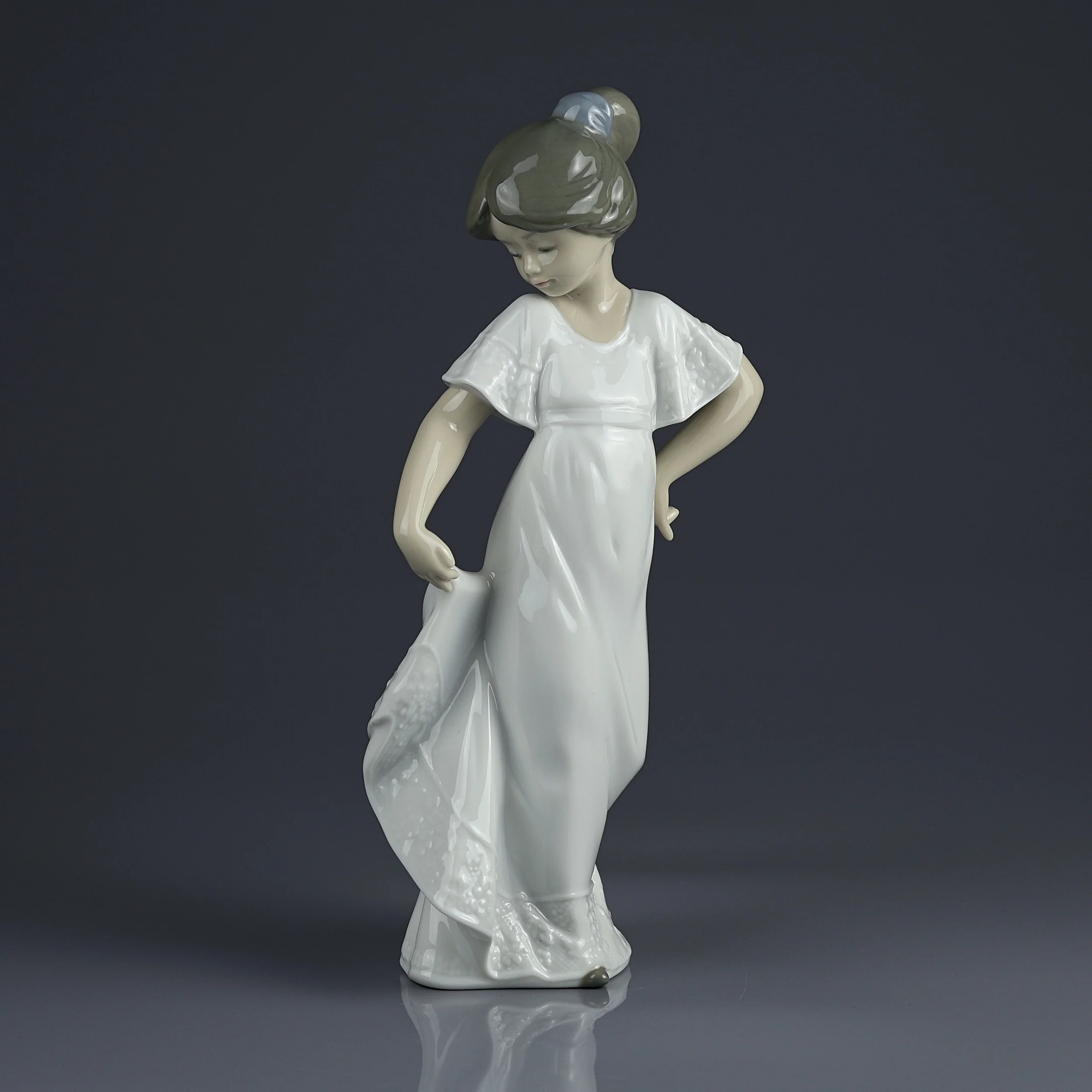 Винтажная фарфоровая статуэтка Девушка в белом платье Lladro NAO 1110 Little Sweetheart