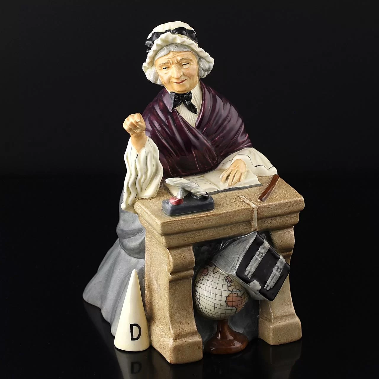 Винтажная фарфоровая статуэтка Англия Royal Doulton 2223 Schoolmarm Школьная учительница