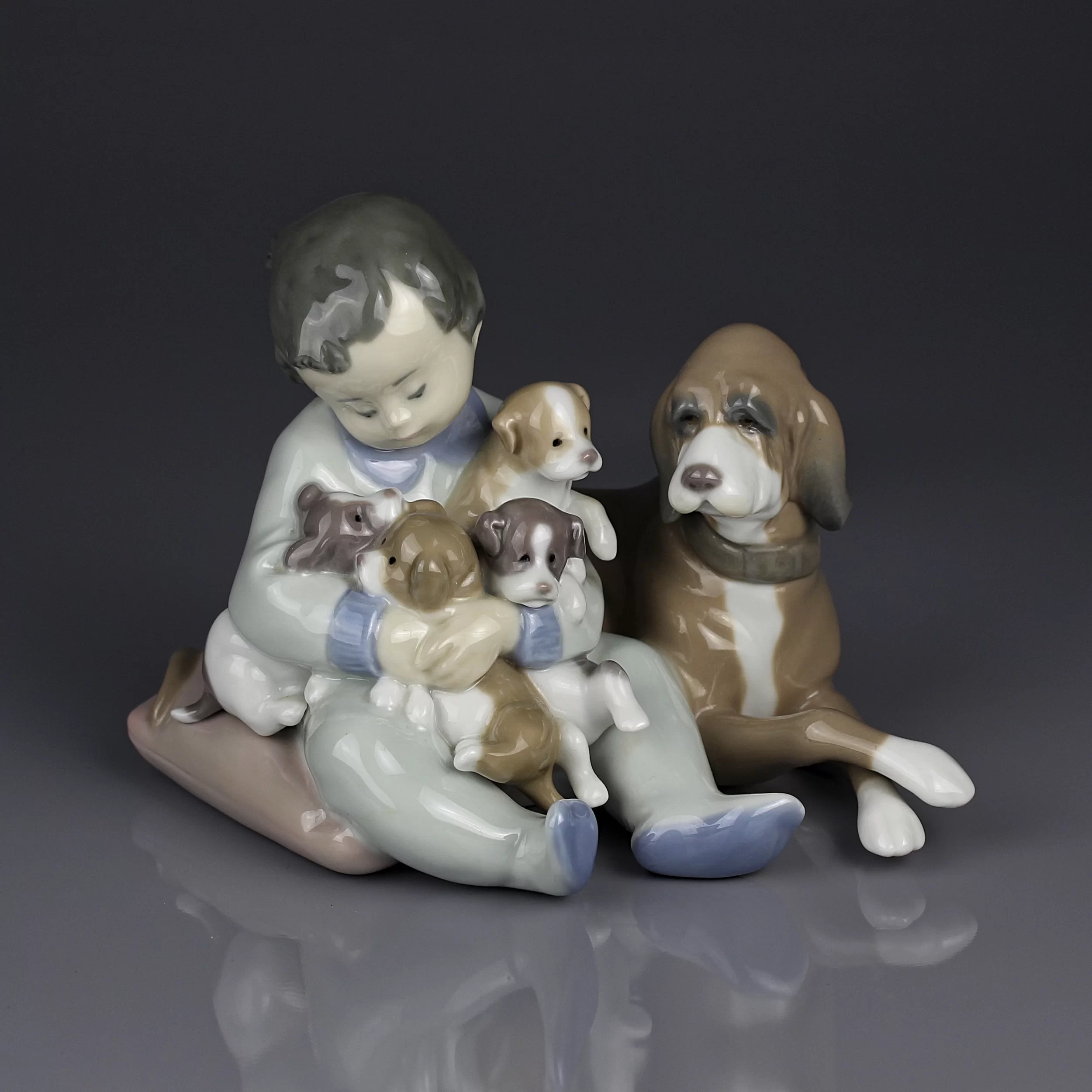 Винтажная фарфоровая статуэтка Испания Lladro 5456 New Playmates Мальчик с собакой и щенками