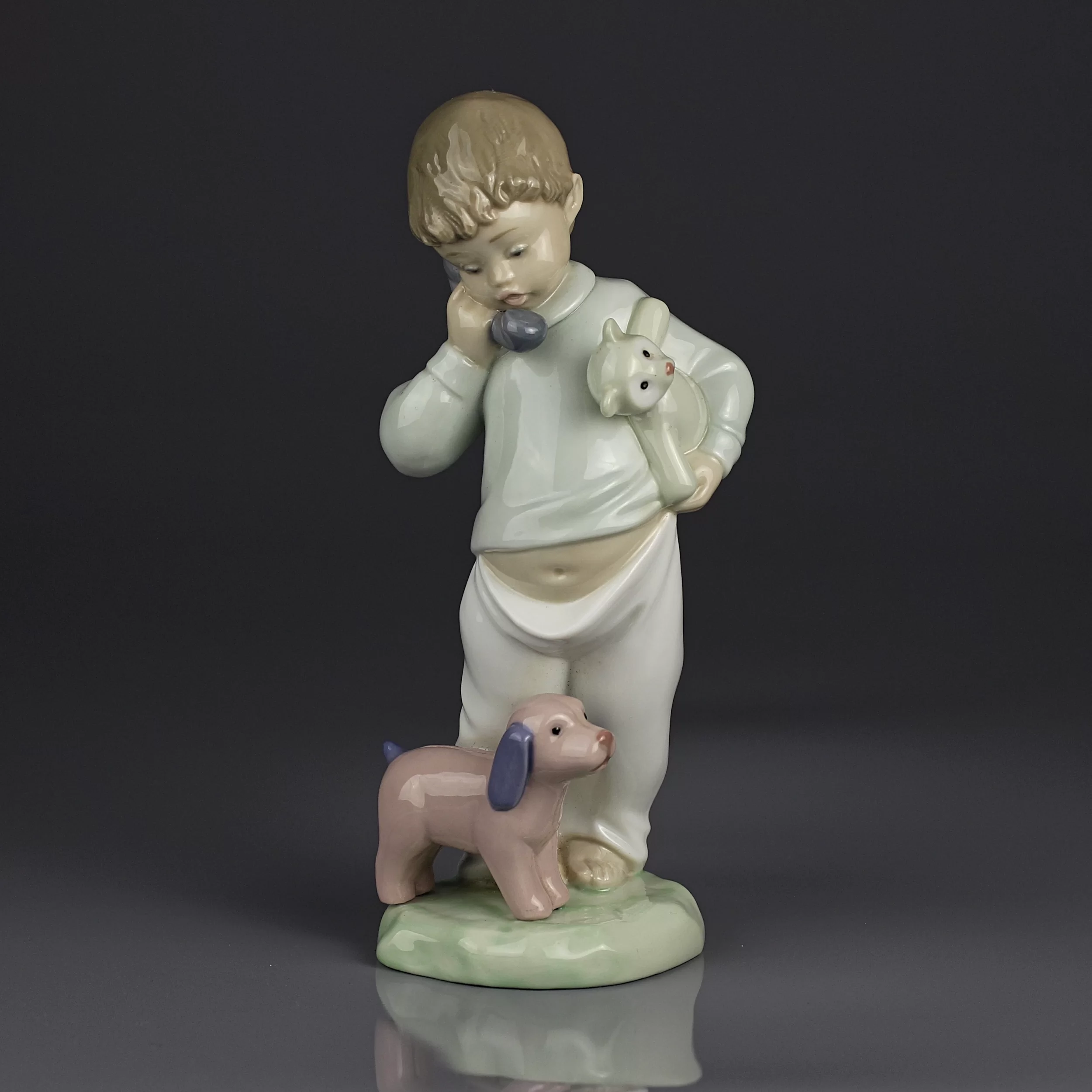 Винтажная фарфоровая статуэтка Lladro NAO Boy on Phone with Puppets Мальчик с телефоном, мишкой и собакой