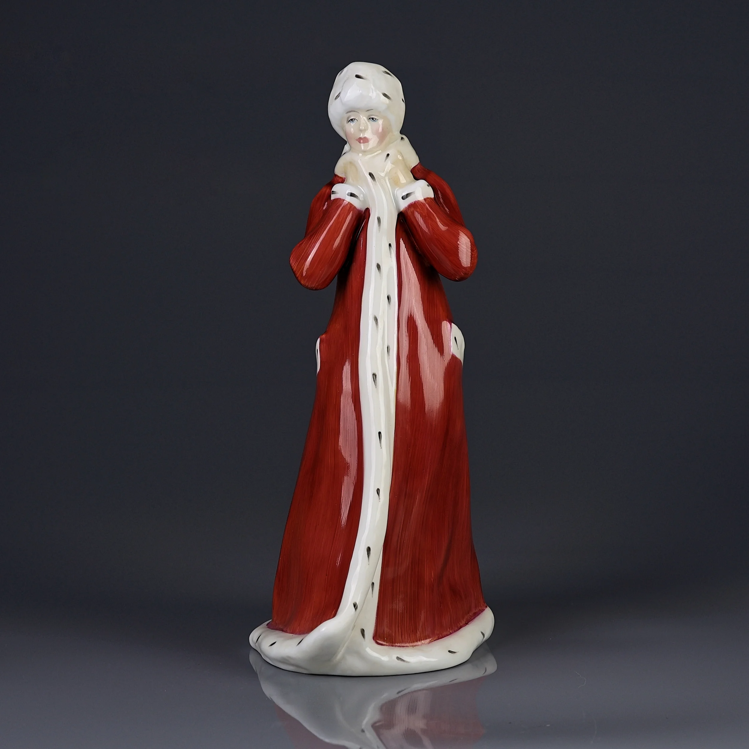 Винтажная фарфоровая статуэтка Дама в зимнем наряде Англия Royal Doulton HN3060 Wintertime
