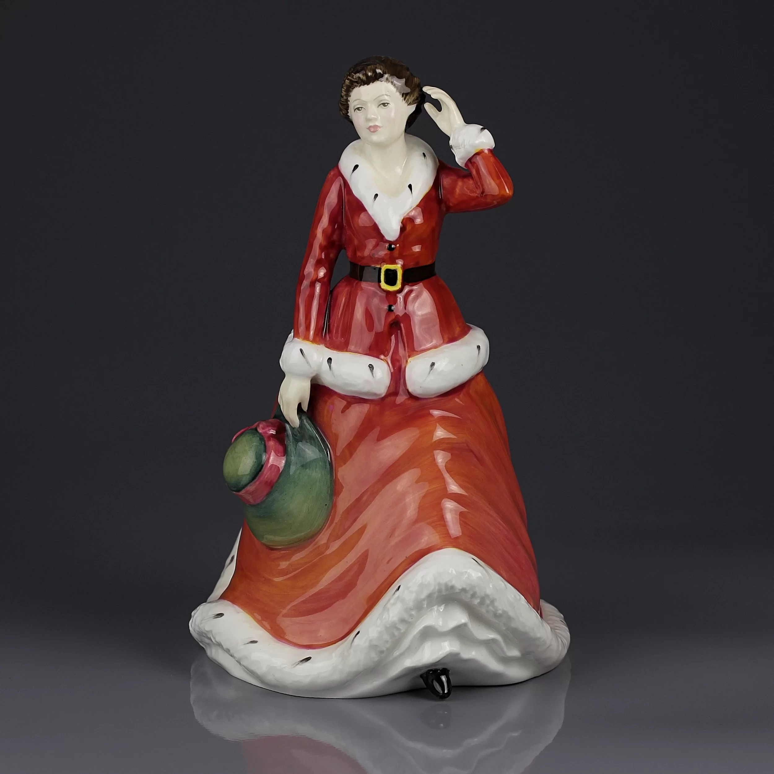 Винтажная фарфоровая статуэтка Девушка Дама Англия Royal Doulton 3769 Winter's Day