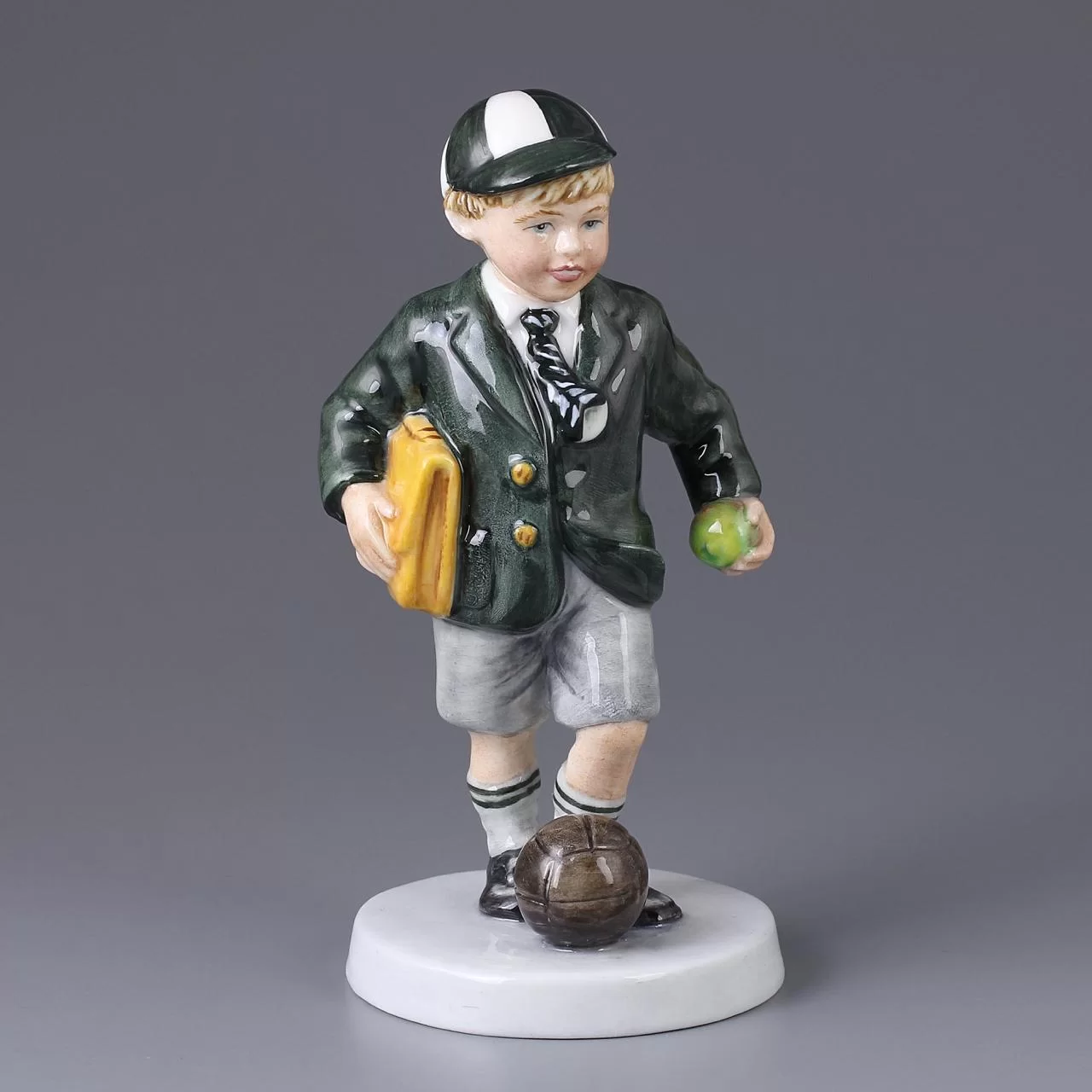 Винтажная фарфоровая статуэтка Англия Royal Doulton 3768 Off To School Ученик Мальчик с портфелем идёт в школу