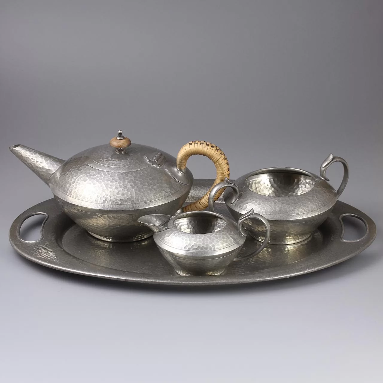 Винтажный английский чайный сет Best English Pewter Hand Hammered Чайник, сахарница, кувшин, поднос