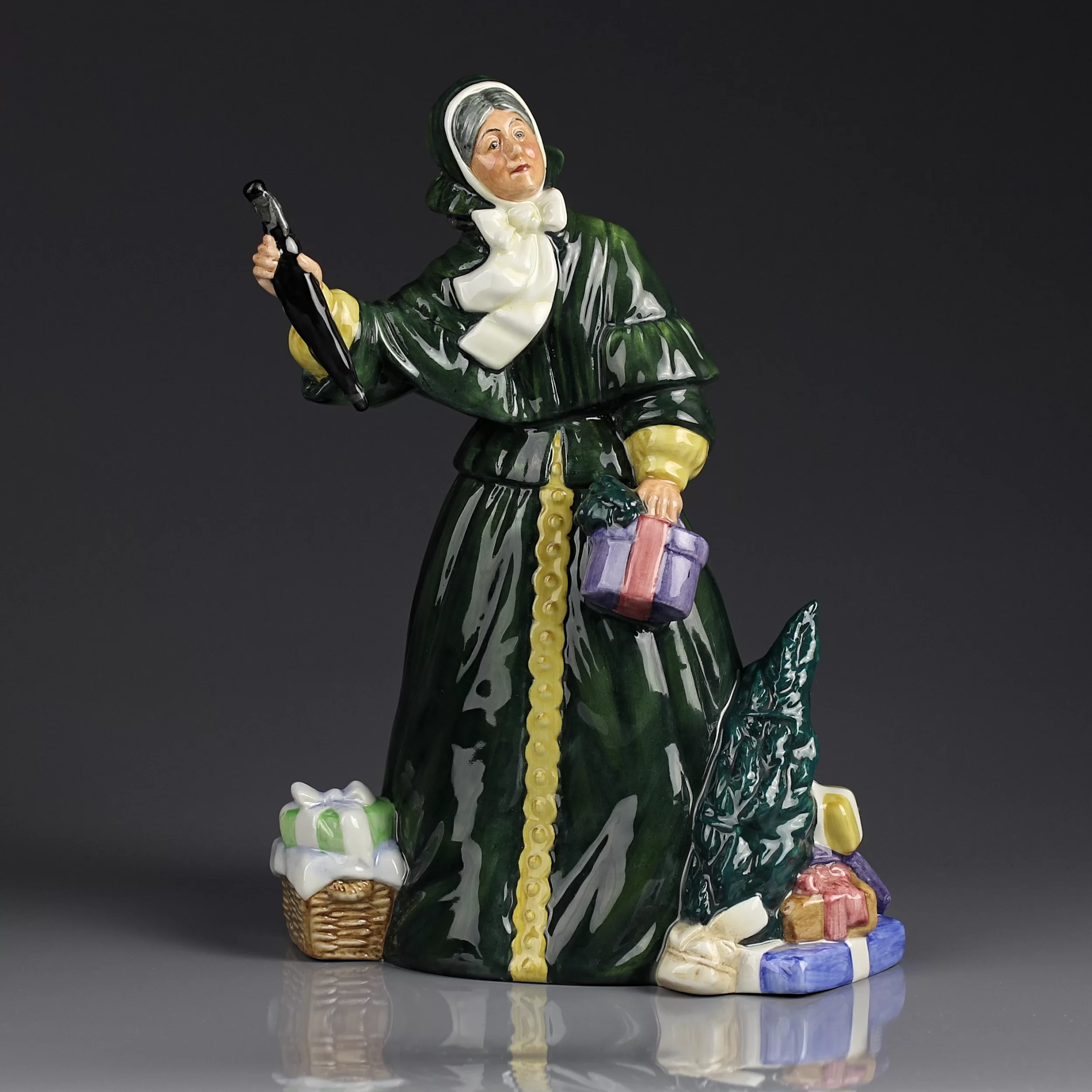 Винтажная фарфоровая статуэтка Рождество Подарки Англия Royal Doulton 2851 Christmas Parcels