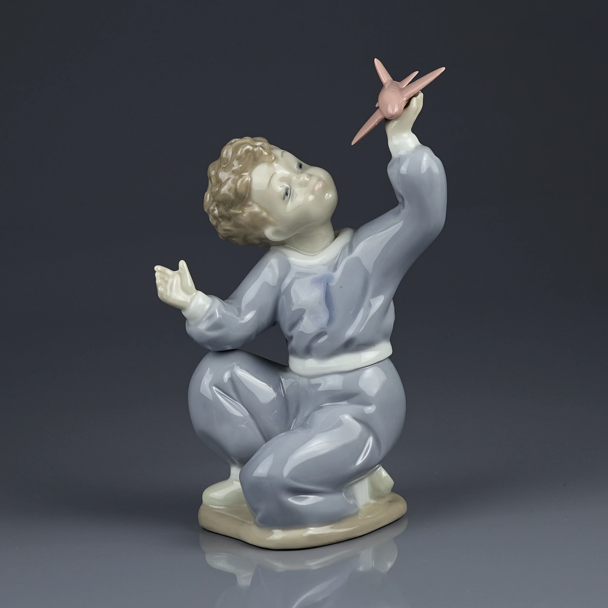 Винтажная фарфоровая статуэтка Мальчик с самолётом Пилот Lladro NAO 1133 Jet Pilot