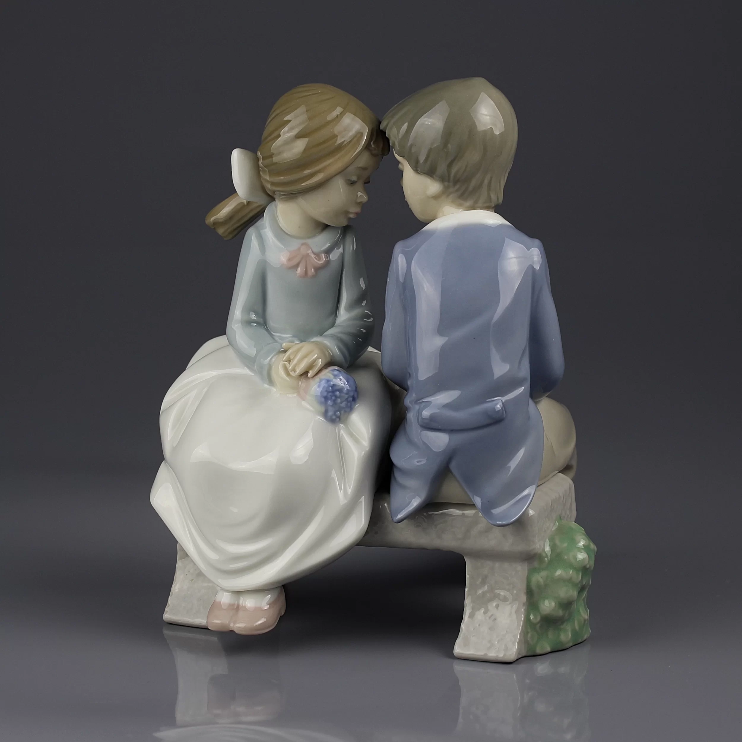 Винтажная фарфоровая статуэтка Первая любовь Пара на лавке Lladro NAO 1136 First Love