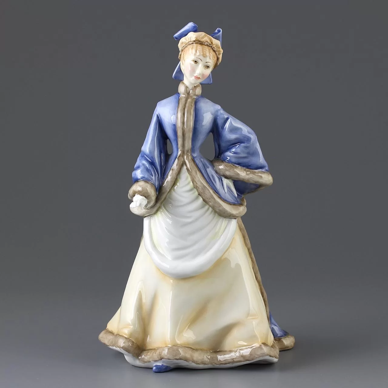 Винтажная фарфоровая статуэтка Девушка Дама Англия Royal Worcester Winter's Morn