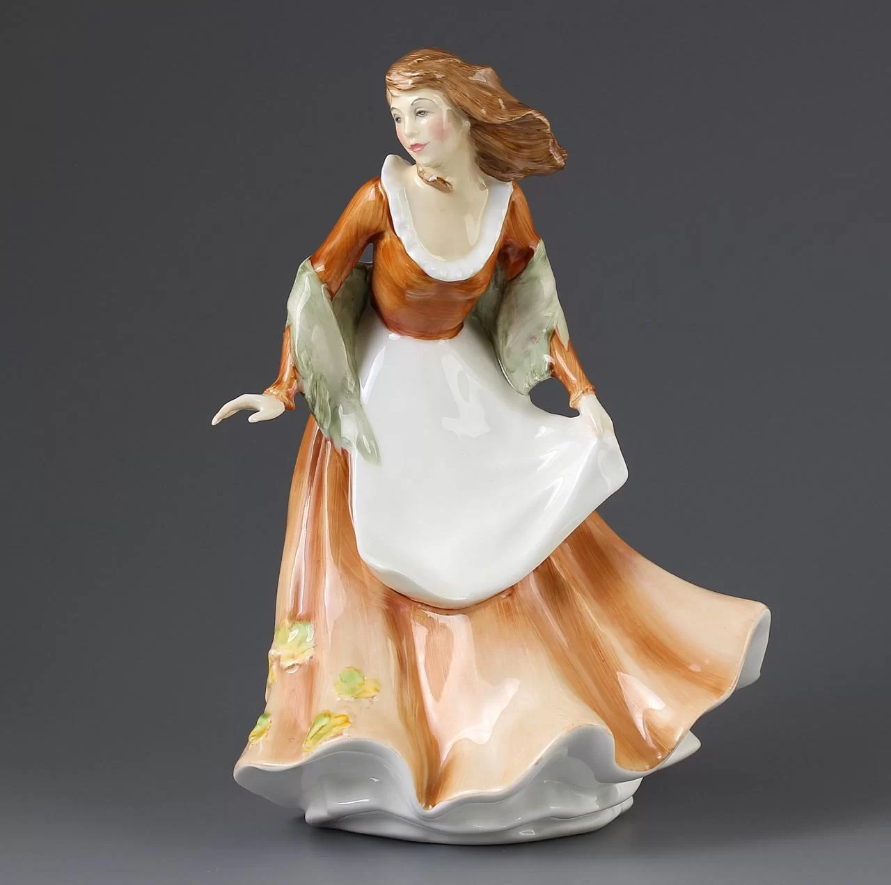 Винтажная фарфоровая статуэтка Англия Royal Doulton 3231 Autumntime Осень Девушка