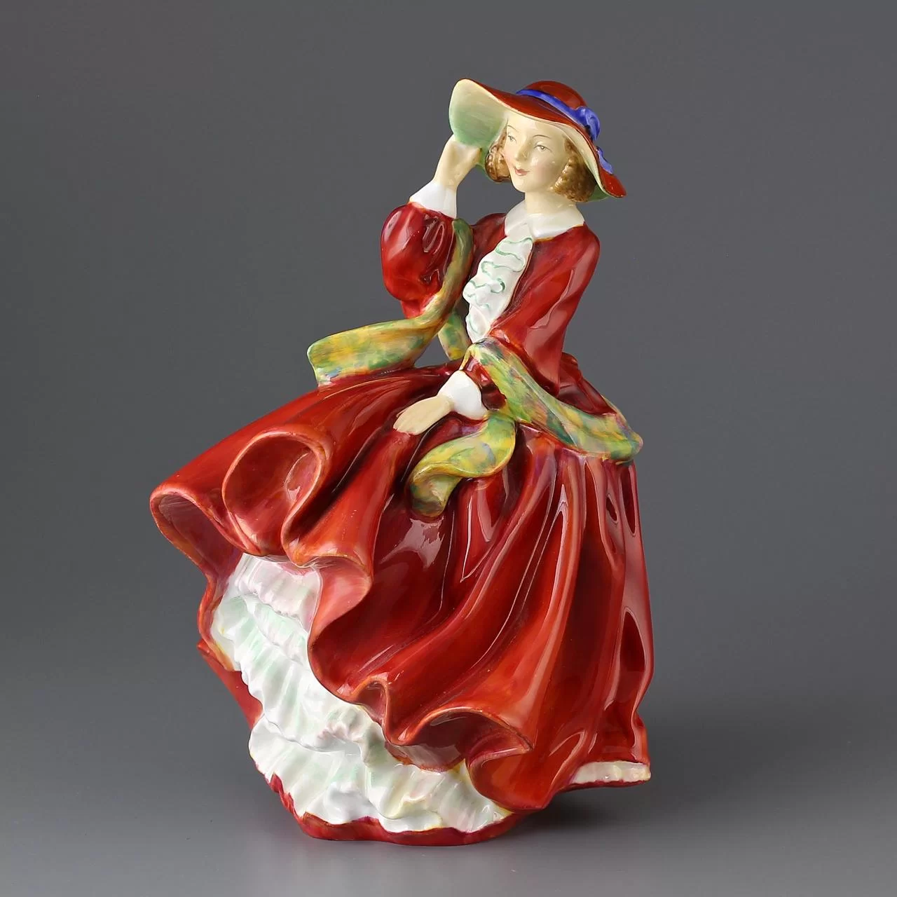Винтажная фарфоровая статуэтка Дама в красном платье и шляпке Англия Royal Doulton 1834 Top O' The Hill