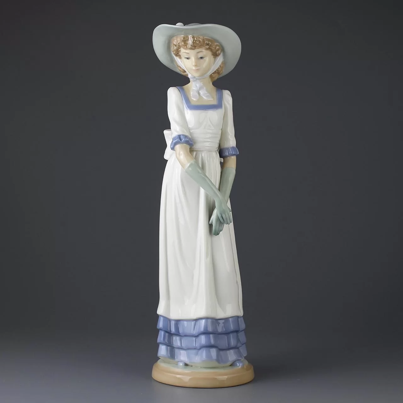Винтажная фарфоровая статуэтка Девушка в шляпе Lladro NAO Louise