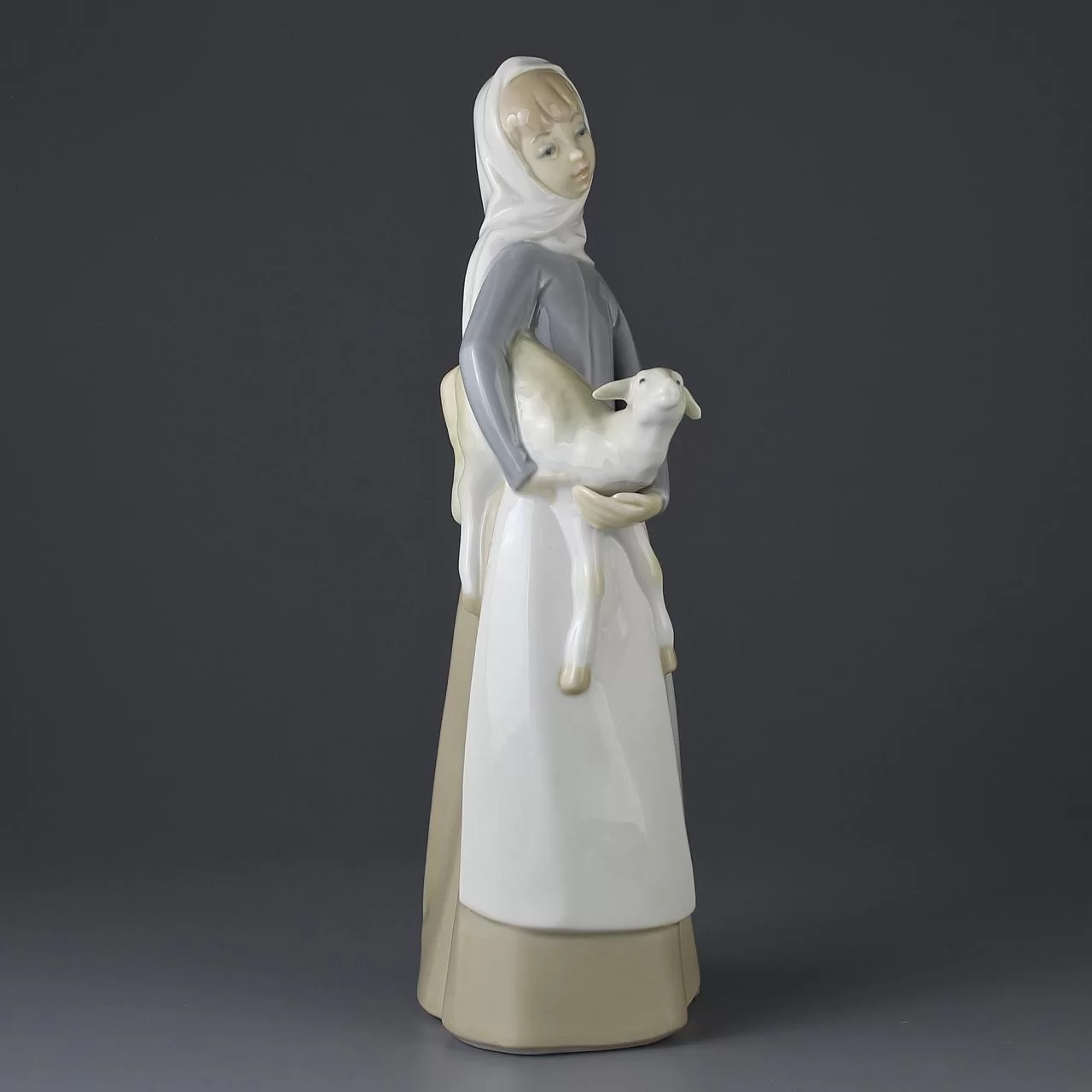 Винтажная фарфоровая статуэтка Испания Lladro 4584 Girl With Lamb Девочка с ягнёнком