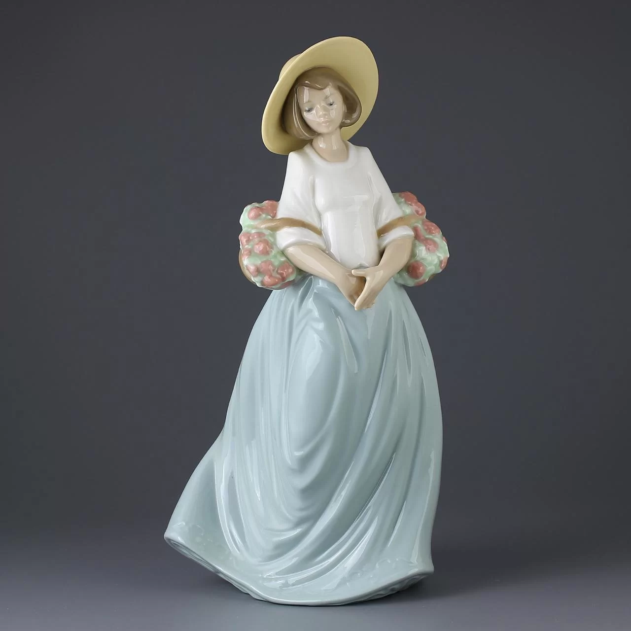 Винтажная фарфоровая статуэтка Испания Lladro NAO Flower Harvest Девушка с корзинами цветов