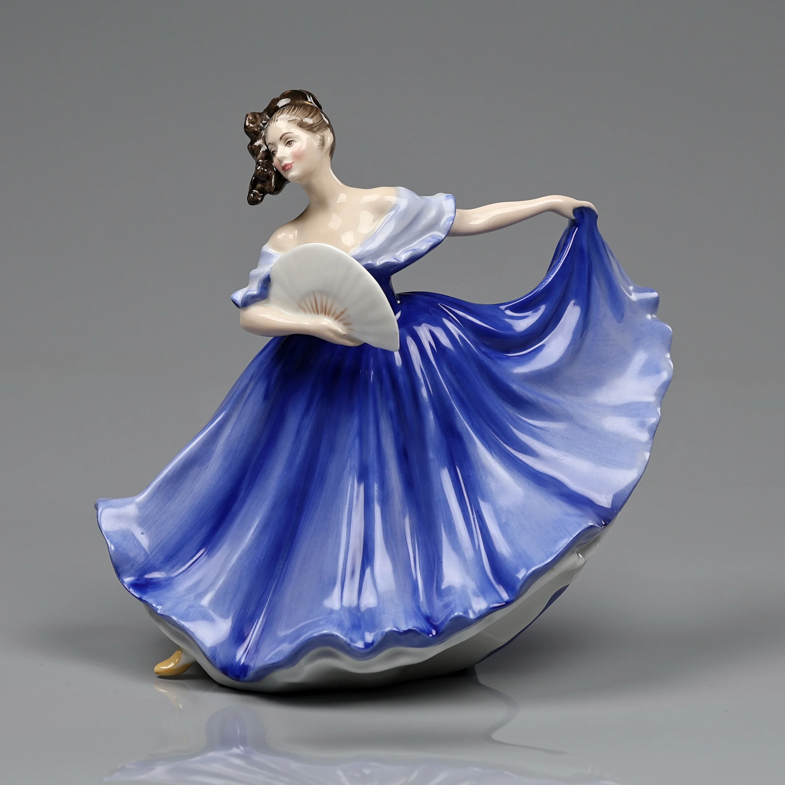 Винтажная фарфоровая статуэтка Дама в синем платье с веером Англия Royal Doulton HN2791 Elaine