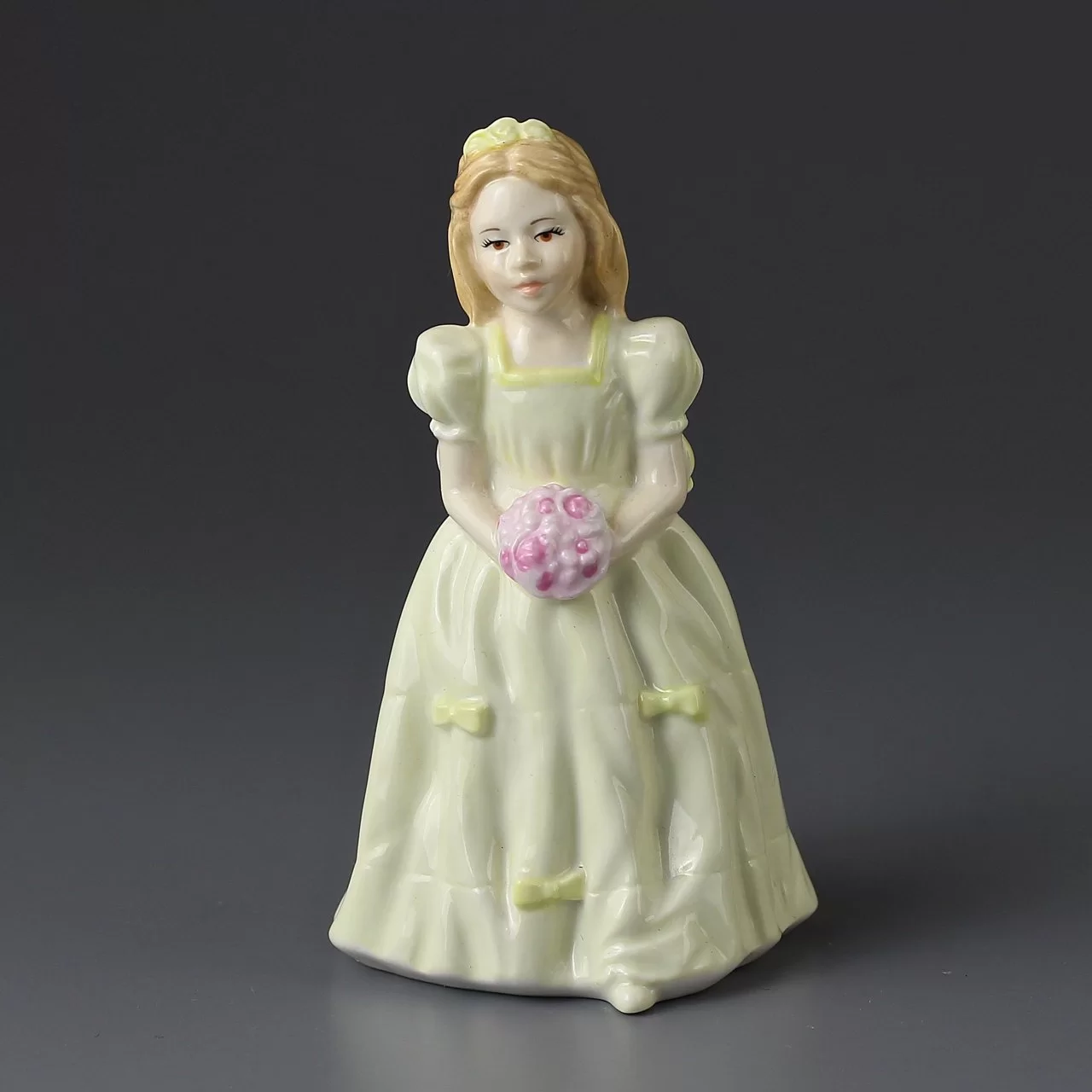 Винтажная фарфоровая статуэтка Девочка с букетом Англия Coalport Flower Girl