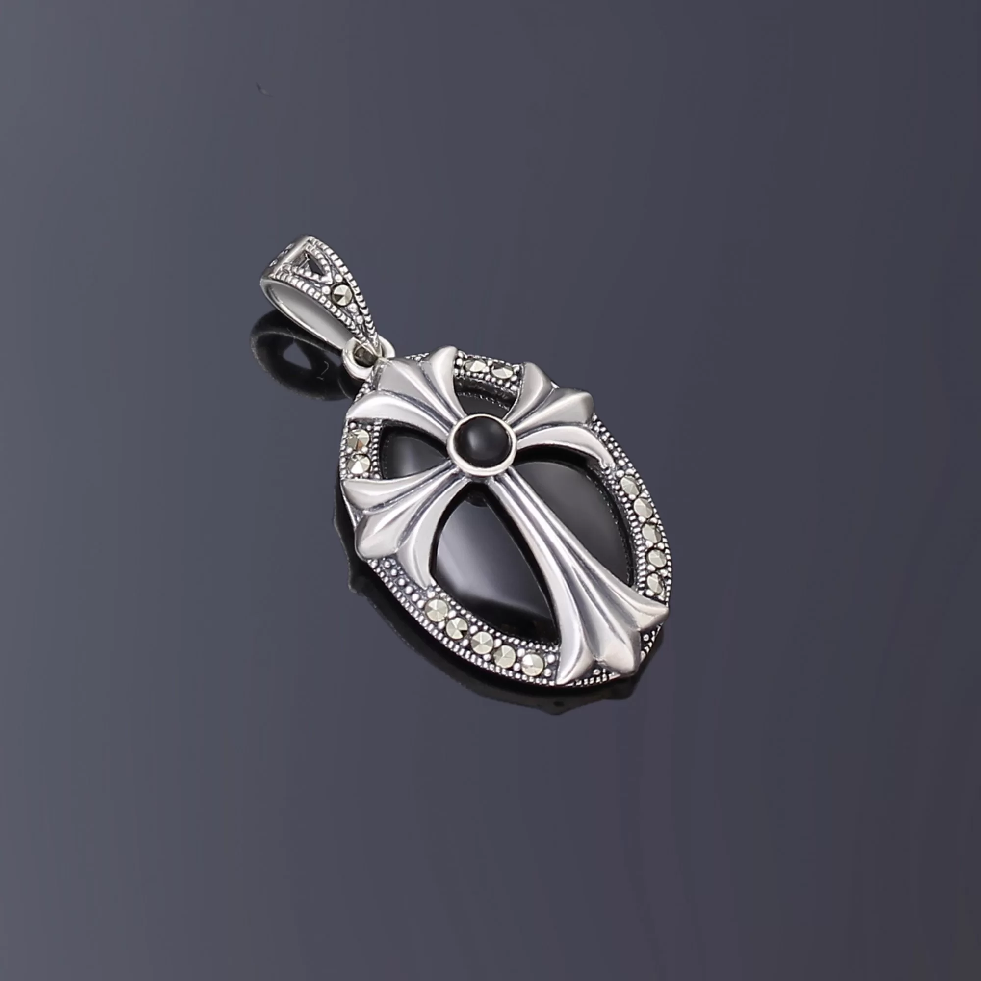 Серебряный кулон с марказитами огранки Swarovski и ониксом