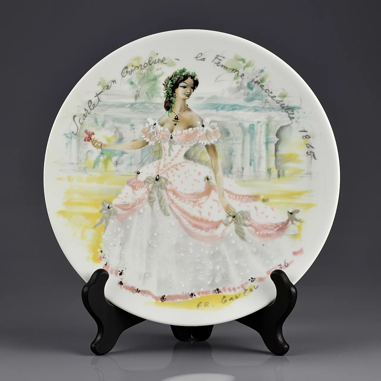 Винтажная французская тарелка Лимож Скарлет в кринолине D'Arceau Limoges Les Femmes du Siecle 1865 Scarlet en Crinoline la Femme Inaccessible