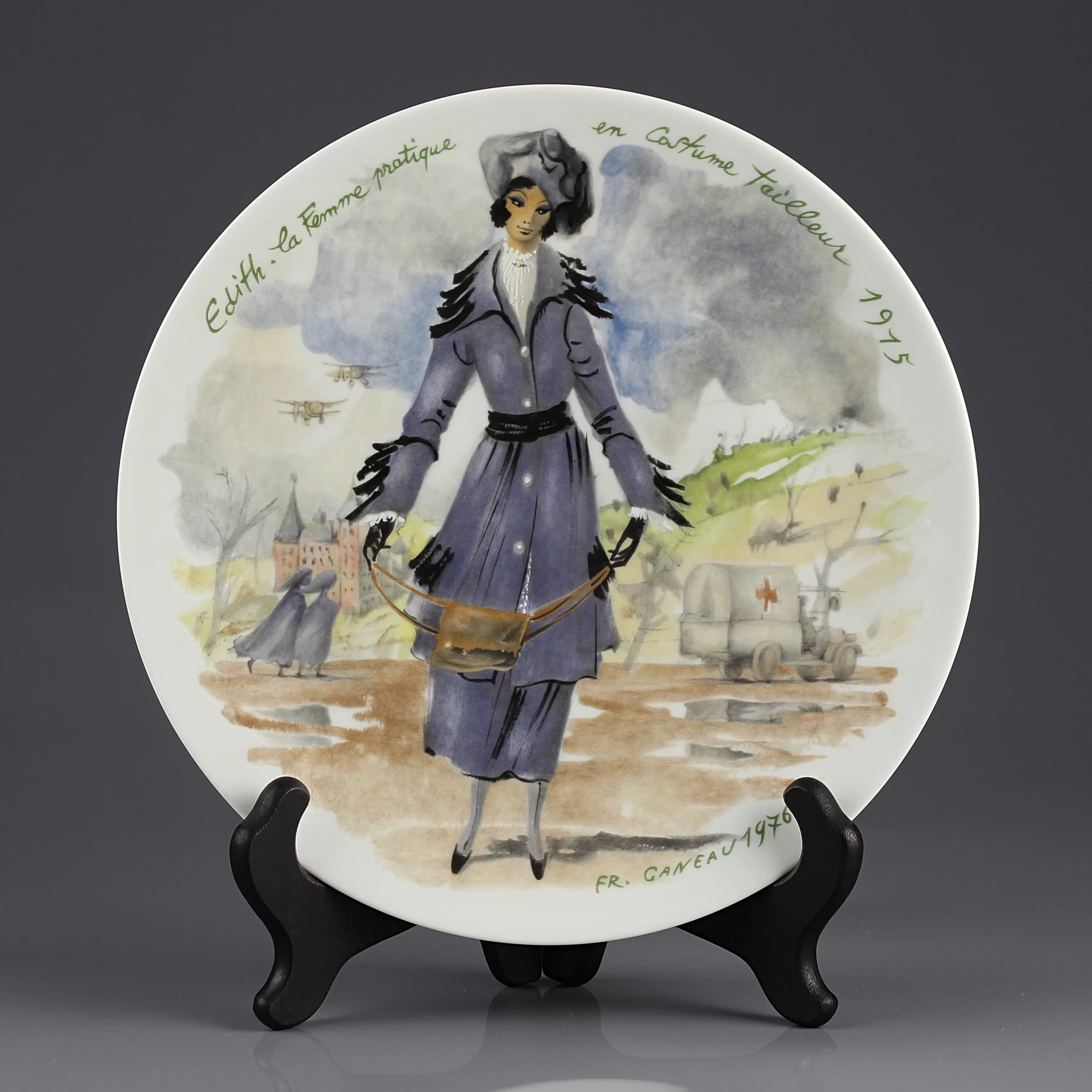Винтажная французская тарелка Лимож Женщины века Эдит D'Arceau Limoges Les Femmes du Siecle 1915 Edith la Femme Pratique en Costume Tailleur