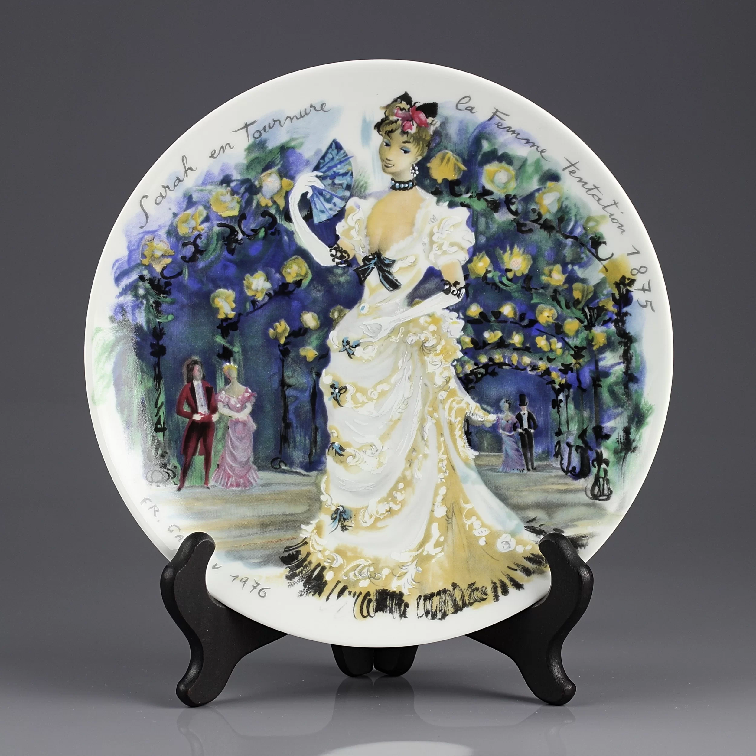 Винтажная фарфоровая тарелка Франция Лимож Женщины века Сара D'Arceau Limoges Les Femmes du Siecle 1875 Sarah en Tournure la Femme Tentation