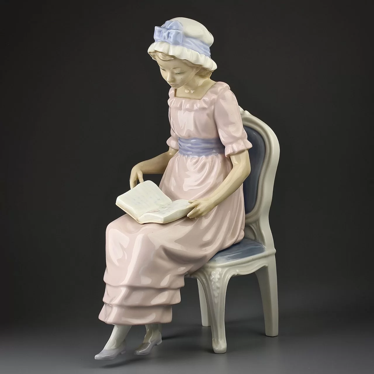 Винтажная фарфоровая статуэтка Испания Lladro 5084 My Poems Мои стихи Девушка на стуле читает книгу