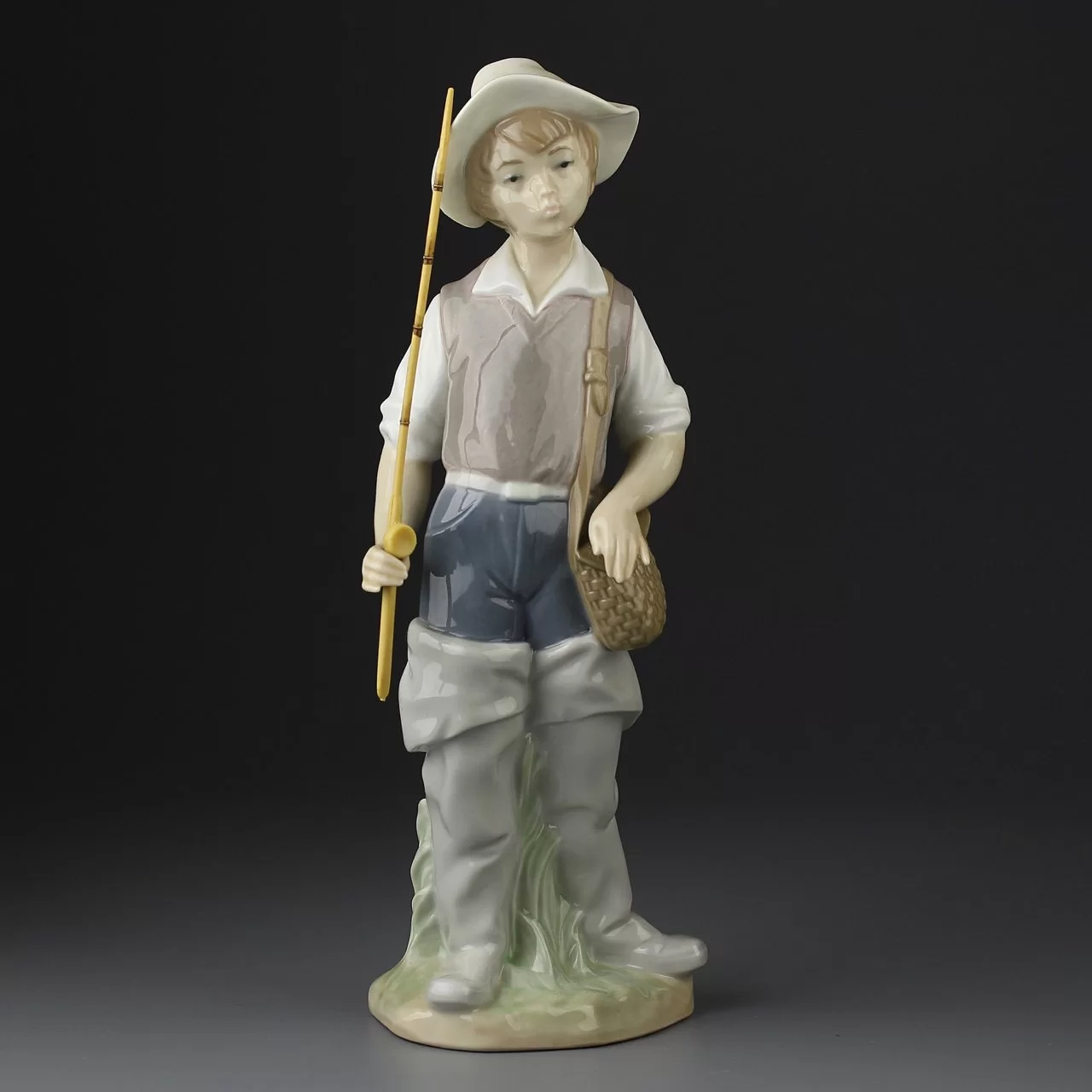 Винтажная фарфоровая статуэтка Мальчик рыбак с удочкой Lladro 4809 Fisher Boy