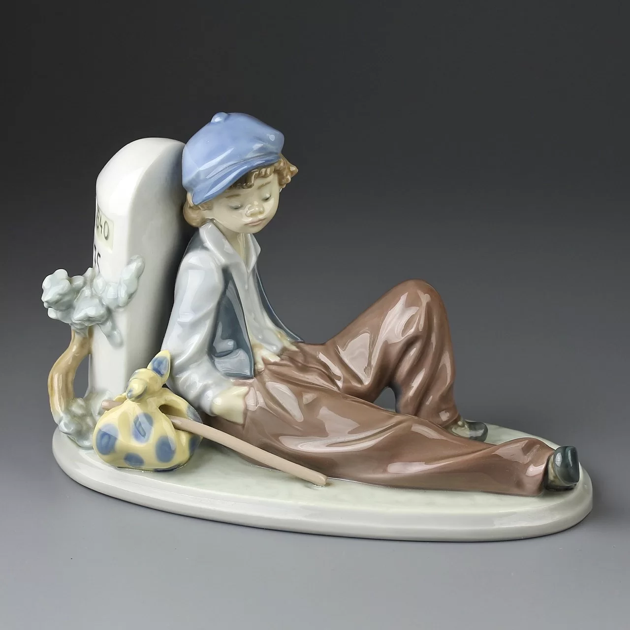 Винтажная фарфоровая статуэтка Испания Lladro 5399 Time to Rest Мальчик с котомкой