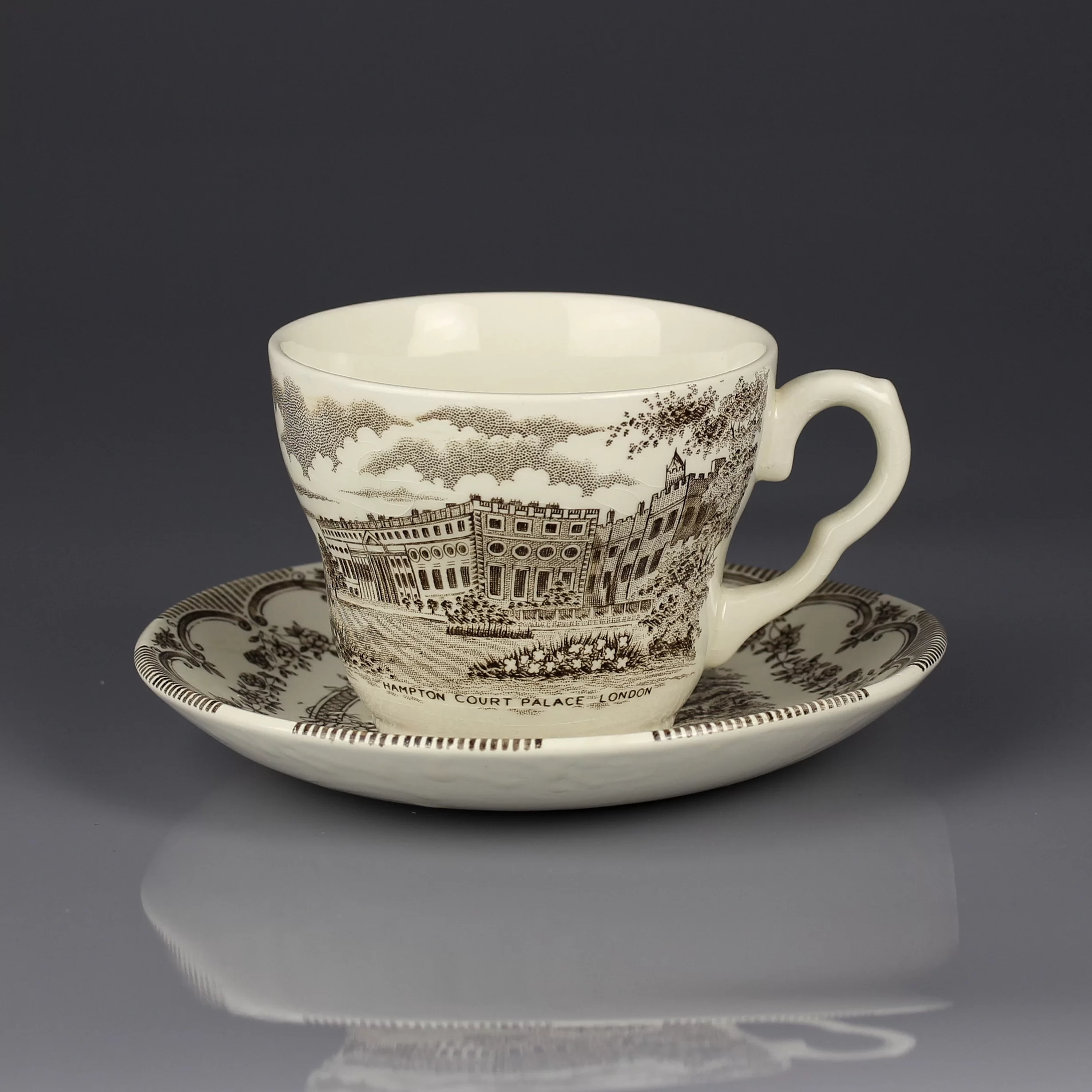 Винтажная чайная пара с видами Hampton Court и Waddesdon Manor Англия English Ironstone Tableware