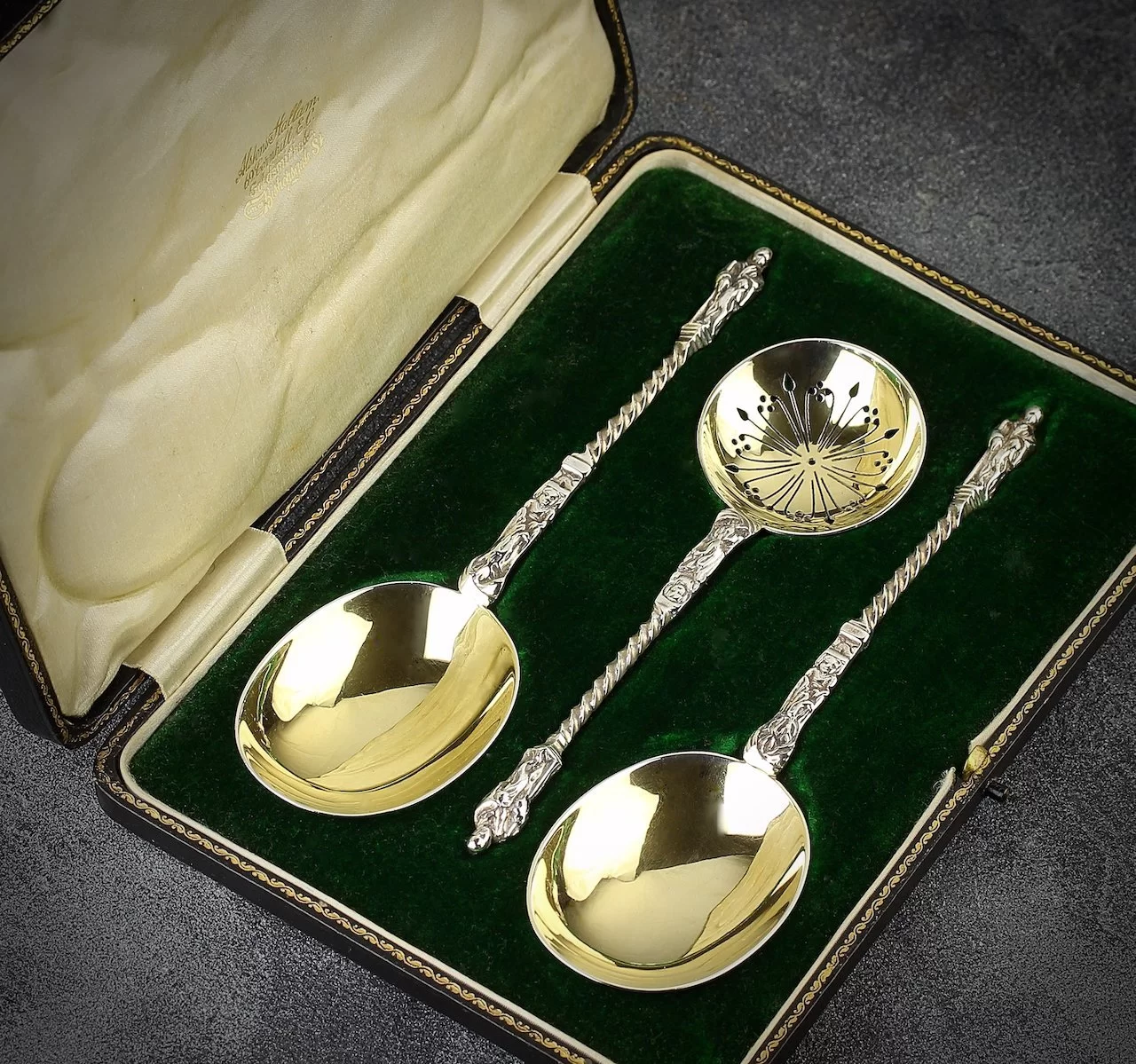 Антикварные английские ложки для ягод, десерта, выпечки в кофре Apostle Sifter Spoons Alstons & Hallam 1910 год