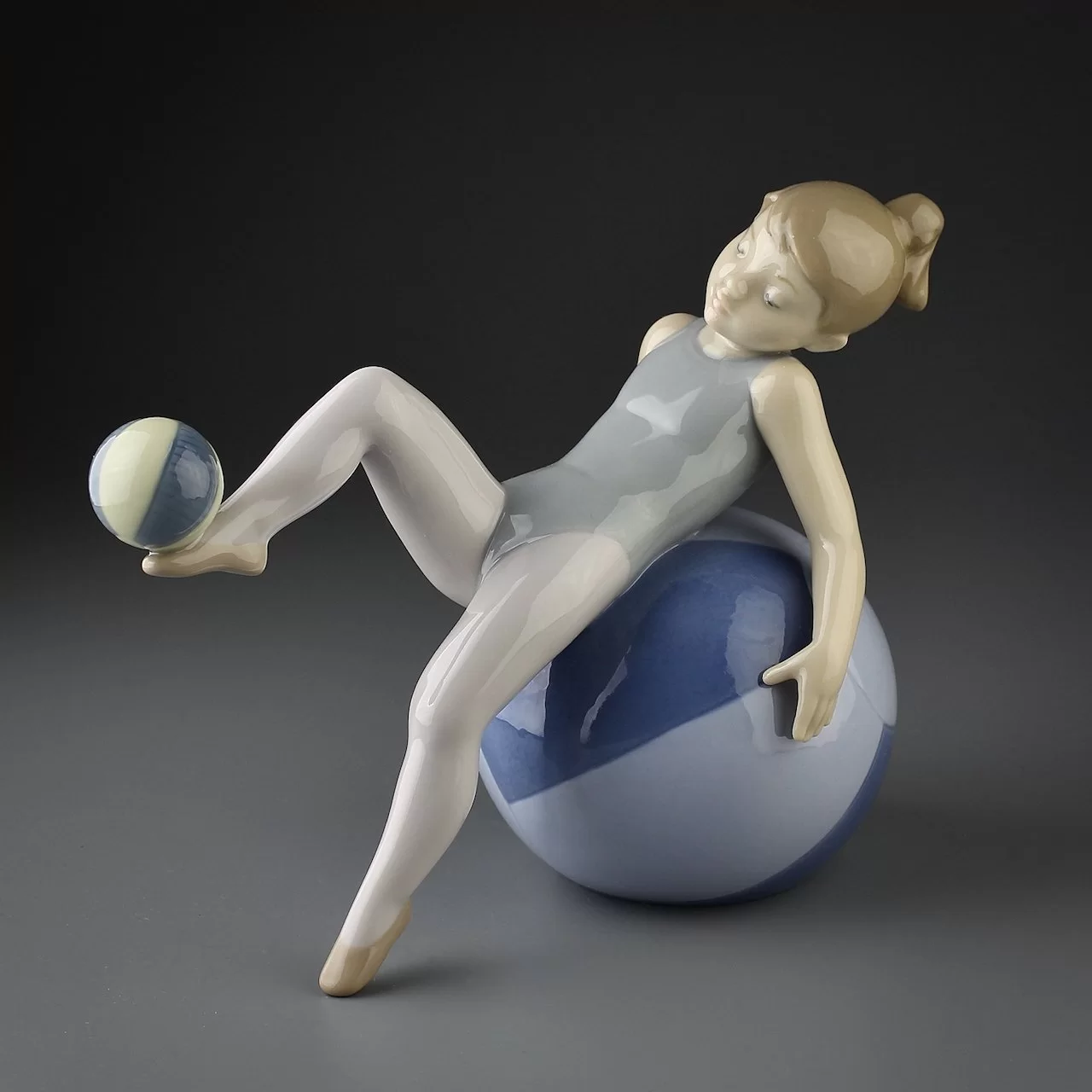 Винтажная фарфоровая статуэтка Испания Lladro NAO 1422 Game of Balance Юная гимнастка с мячами