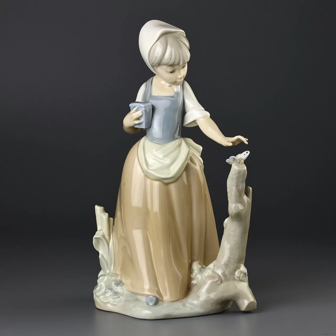 Винтажная фарфоровая статуэтка Девочка и бабочки Lladro NAO Gathering Butterflies