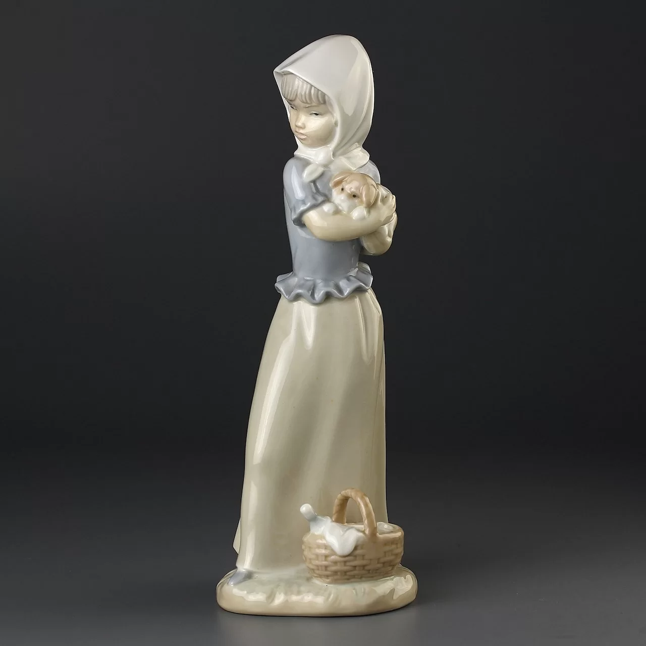 Винтажная фарфоровая статуэтка Испания Lladro NAO Protecting the Dog Девочка с щенком Оберегая собаку