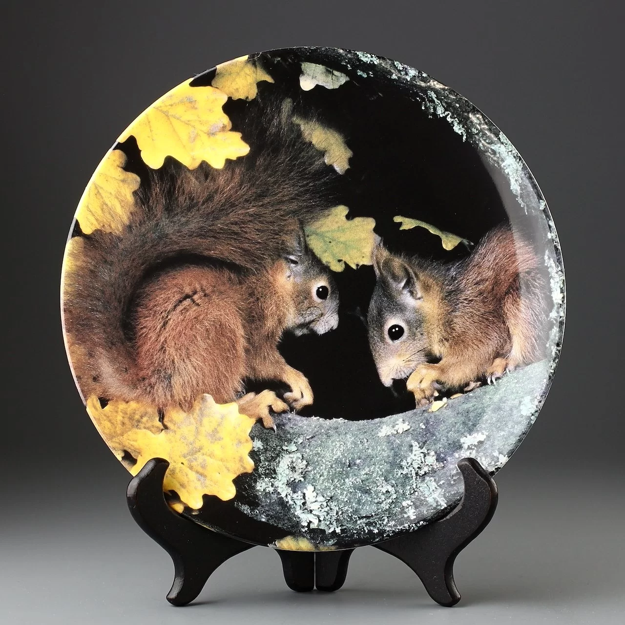 Тарелка винтажная декоративная настенная Фарфор Англия Белки Royal Doulton Our Little Woodland Friends Sharing the Treasure