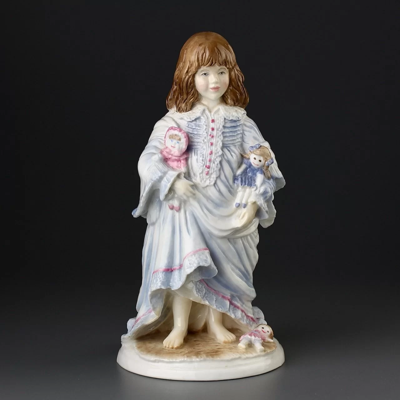 Винтажная фарфоровая статуэтка Англия Royal Worcester Lullaby Колыбельная Девочка с куклами