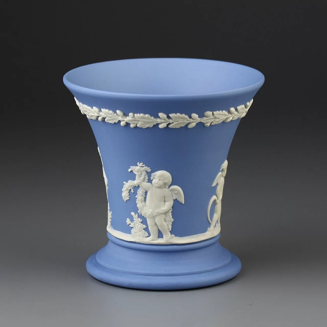 Винтажная ваза Wedgwood из голубого бисквитного фарфора 8,5 см
