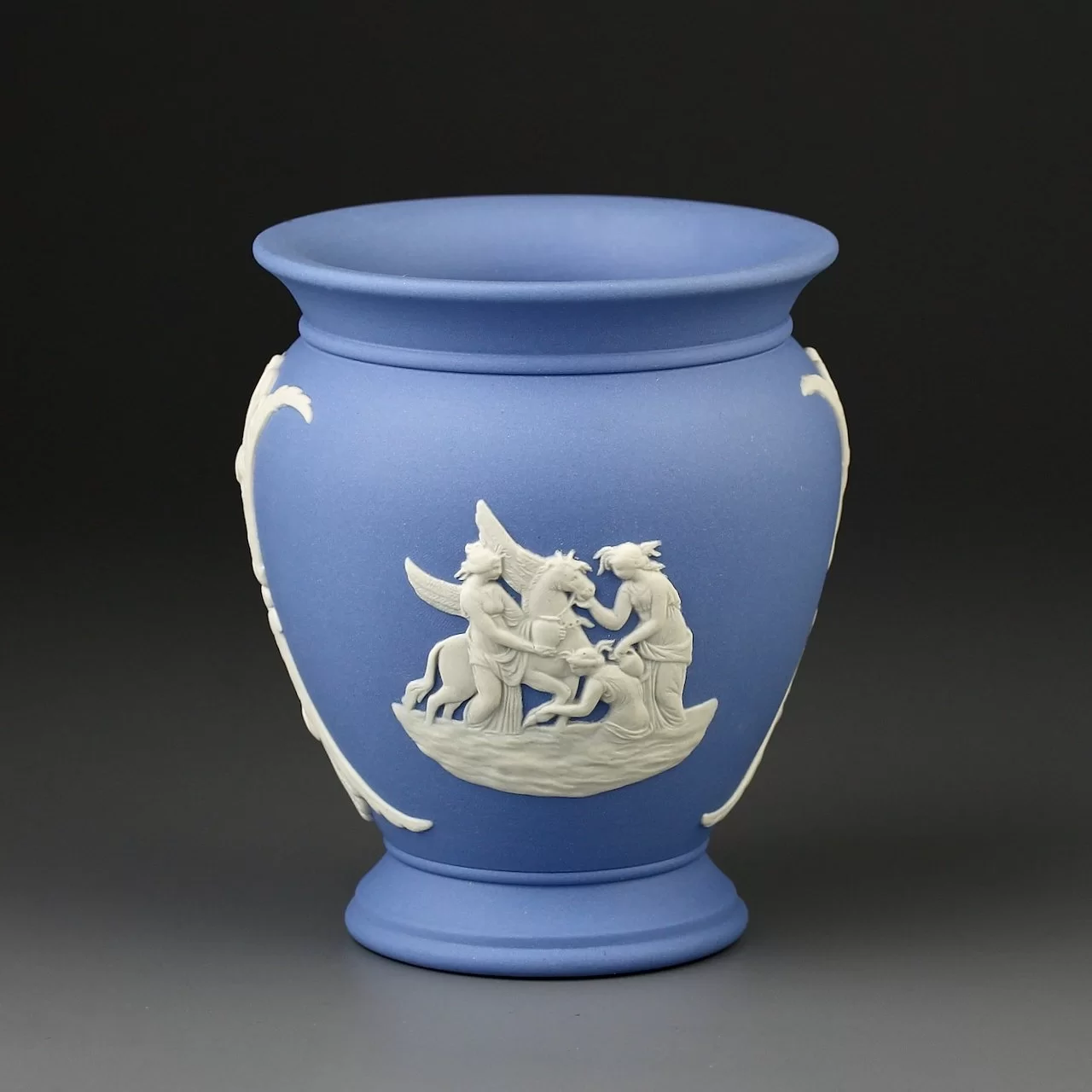 Винтажная ваза Wedgwood из голубого бисквитного фарфора 10 см
