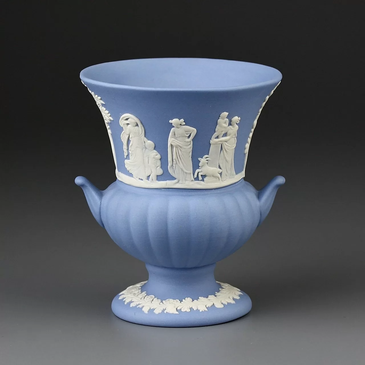 Винтажная английская ваза кратер Веджвуд Wedgwood из голубого бисквитного фарфора