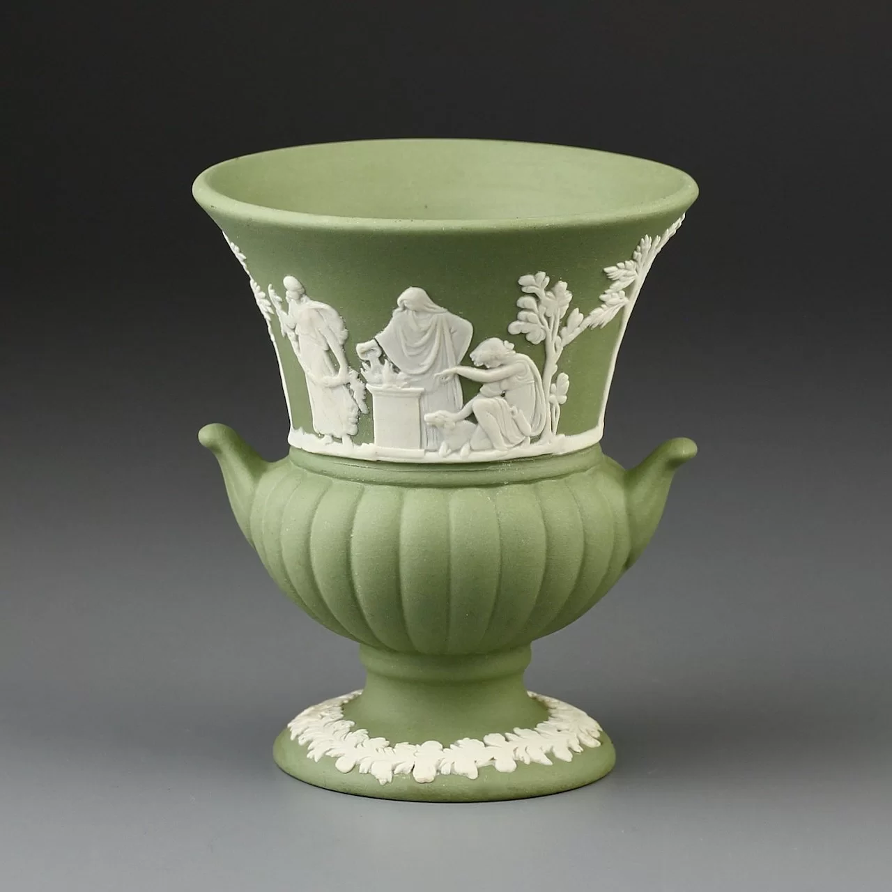 Винтажная ваза Wedgwood из зелёного бисквитного фарфора