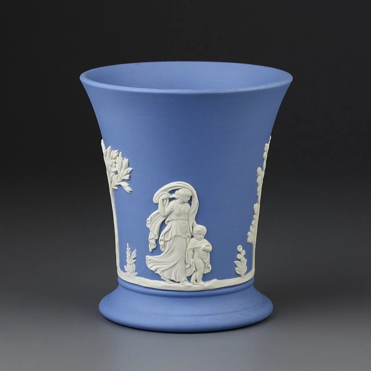 Винтажная английская вазочка Wedgwood из голубого бисквитного фарфора