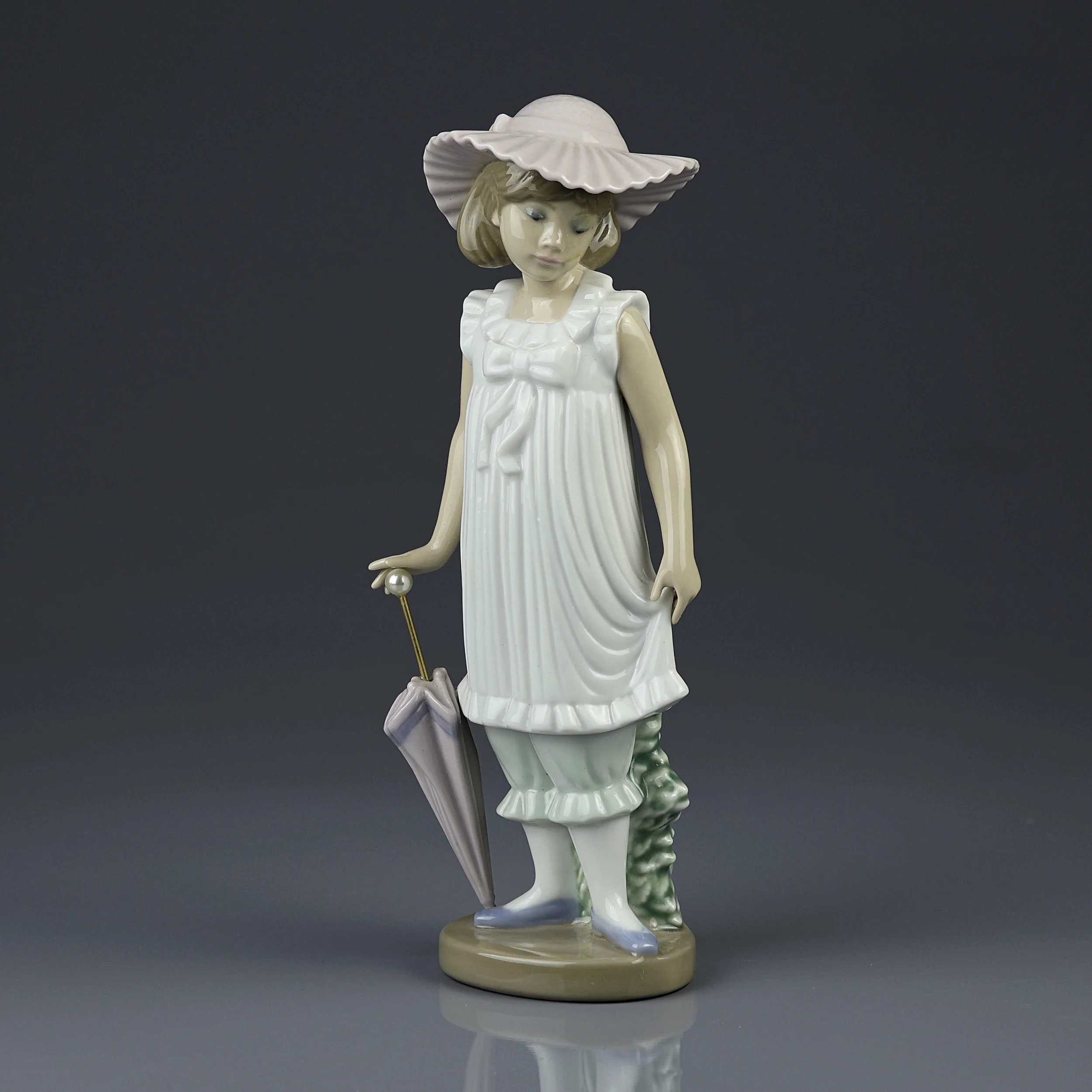 Винтажная фарфоровая статуэтка Девочка с зонтиком в шляпке Lladro NAO 1126 April Showers
