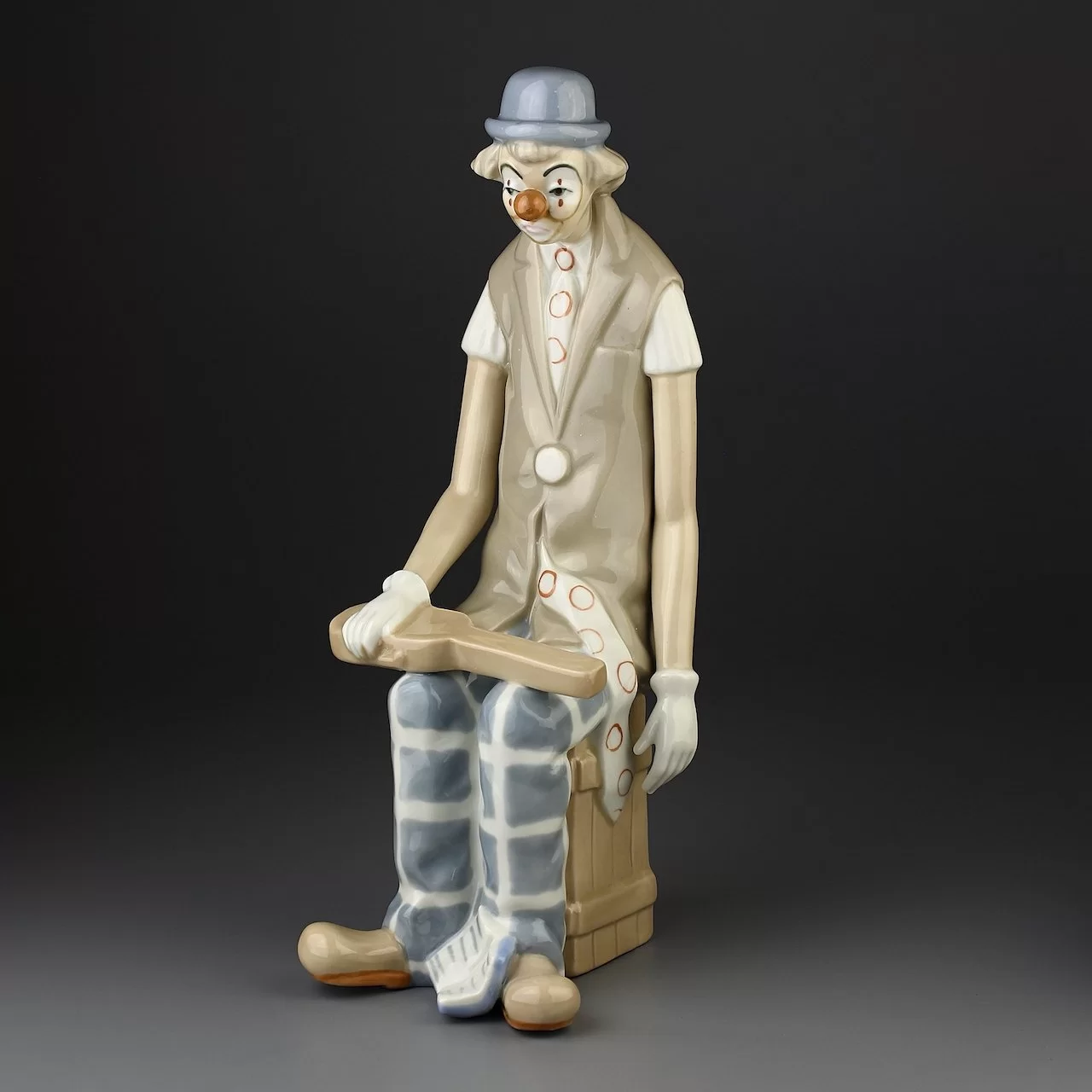 Винтажная фарфоровая статуэтка Испания Клоун со скрипичным футляром Casades Clown With Violin Case