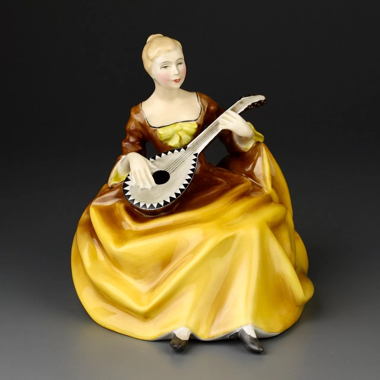 Винтажная фарфоровая статуэтка Англия Royal Doulton 2287 Symphony Симфония Дама с мандолиной