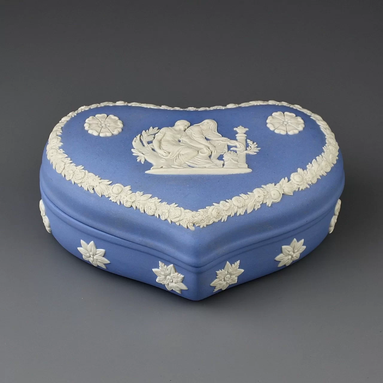 Винтажная английская шкатулка Веджвуд Wedgwood в форме сердца из голубого бисквитного фарфора