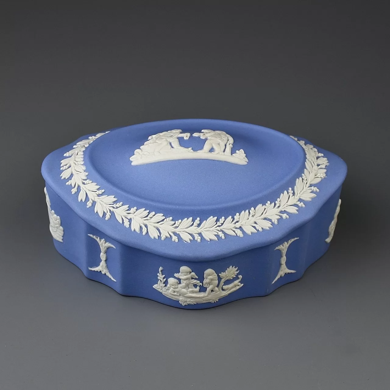Винтажная английская шкатулка Веджвуд Wedgwood из голубого бисквитного фарфора Blue Jasperware