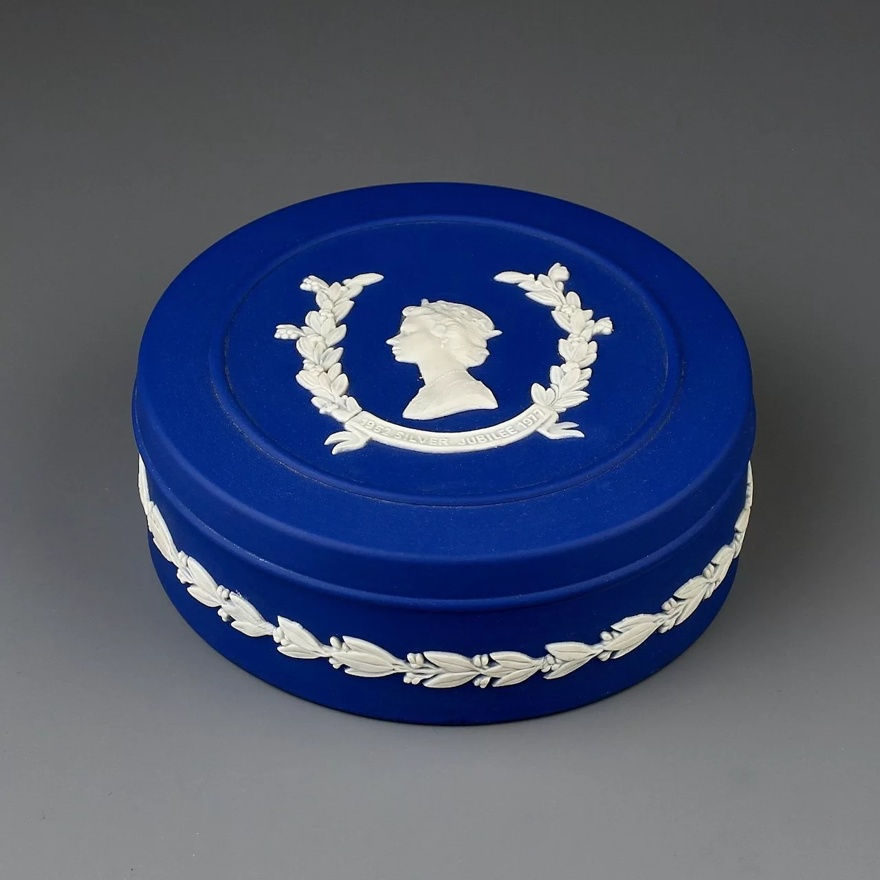 Винтажная шкатулка Веджвуд Wedgwood Синий бисквит 1952 Silver Jubilee 1977 Юбилей Елизавета II