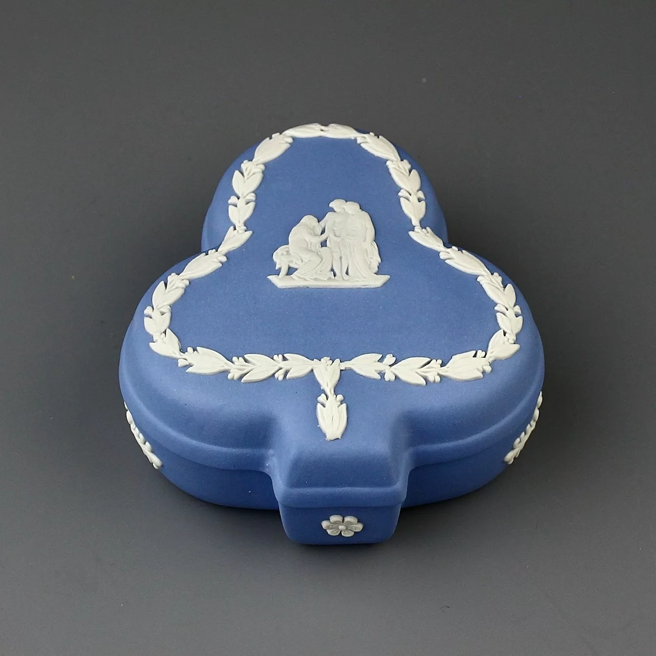 Винтажная шкатулка Веджвуд Wedgwood Трефы Голубой бисквит Blue Jasperware