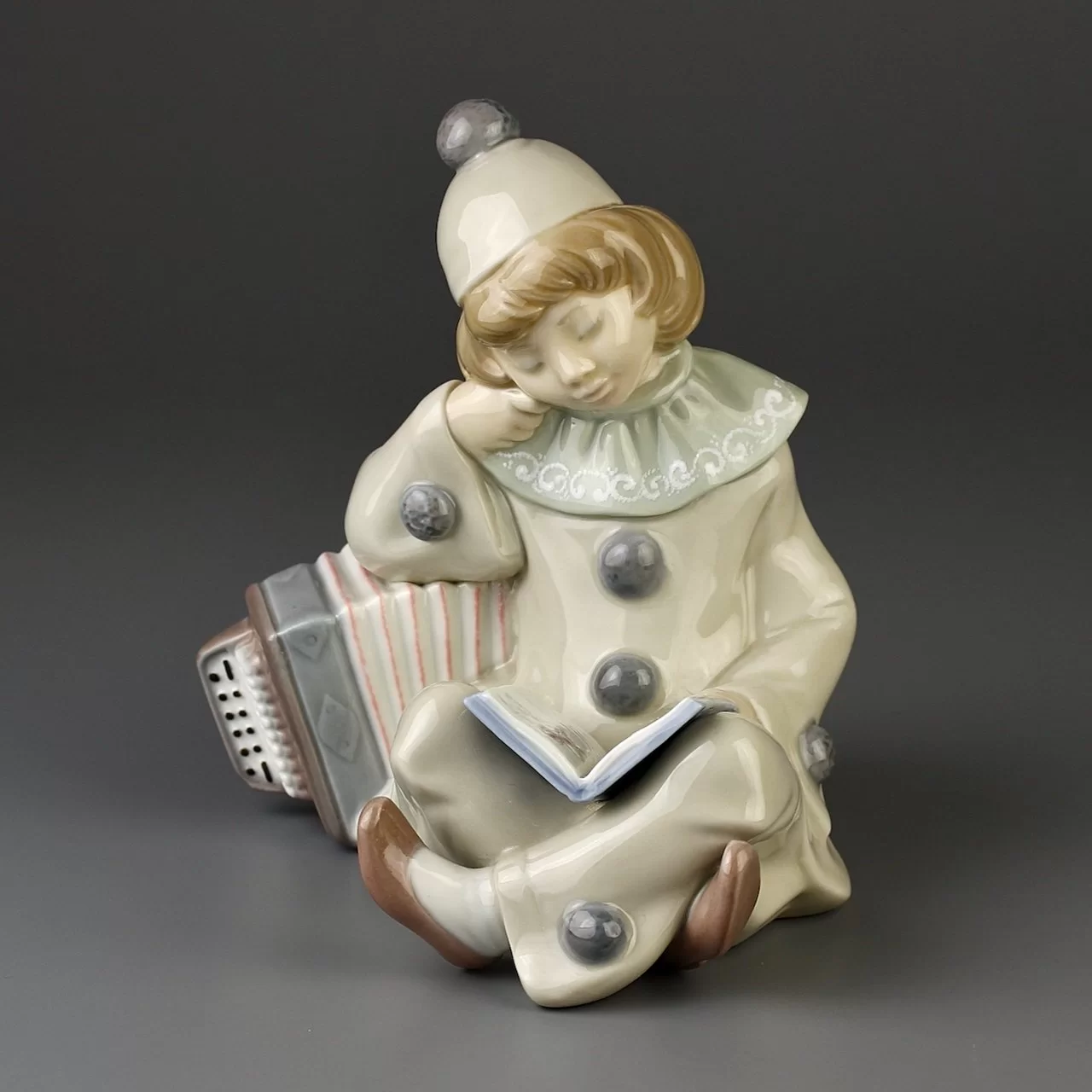 Винтажная статуэтка Lladro Girl With Accordion Девочка в костюме Пьеро с аккордеоном