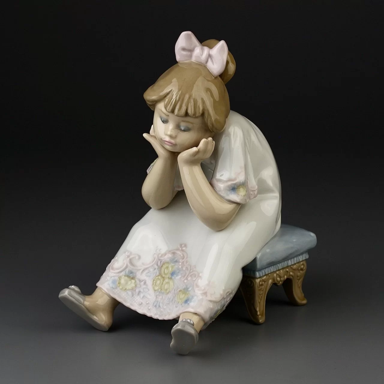 Винтажная фарфоровая статуэтка Испания Lladro 5649 Nothing to Do Девочка с бантом на табурете
