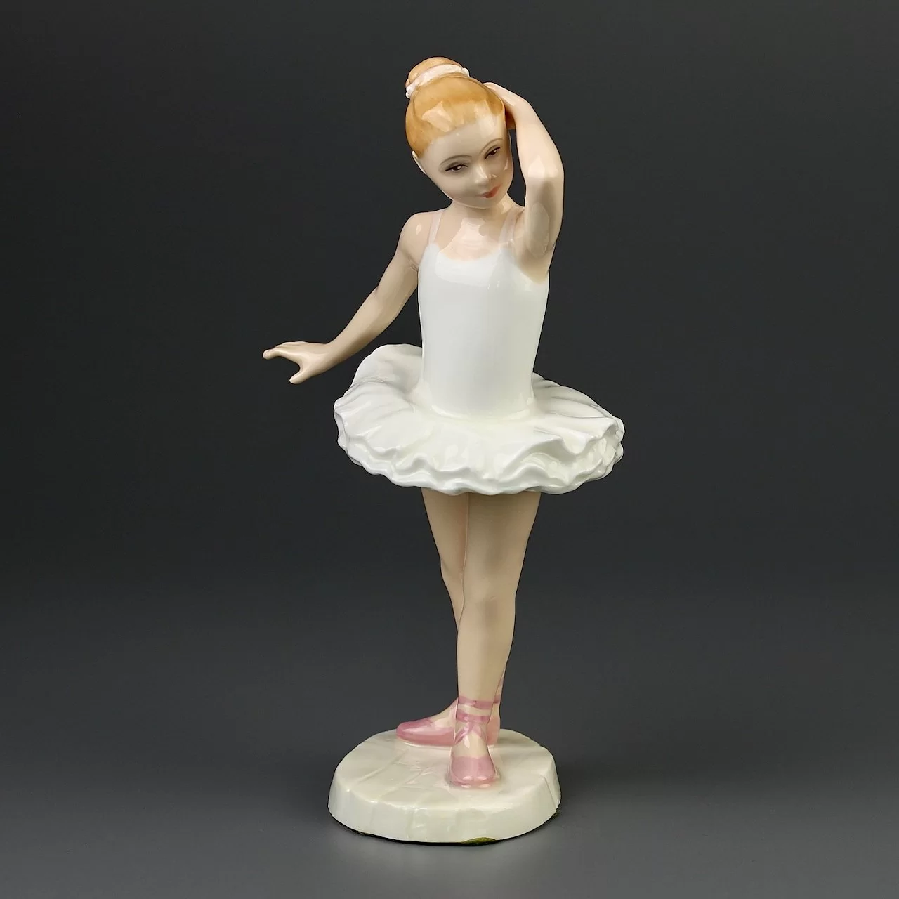 Винтажная фарфоровая статуэтка Англия Royal Doulton 3395 Little Ballerina Маленькая балерина Балет
