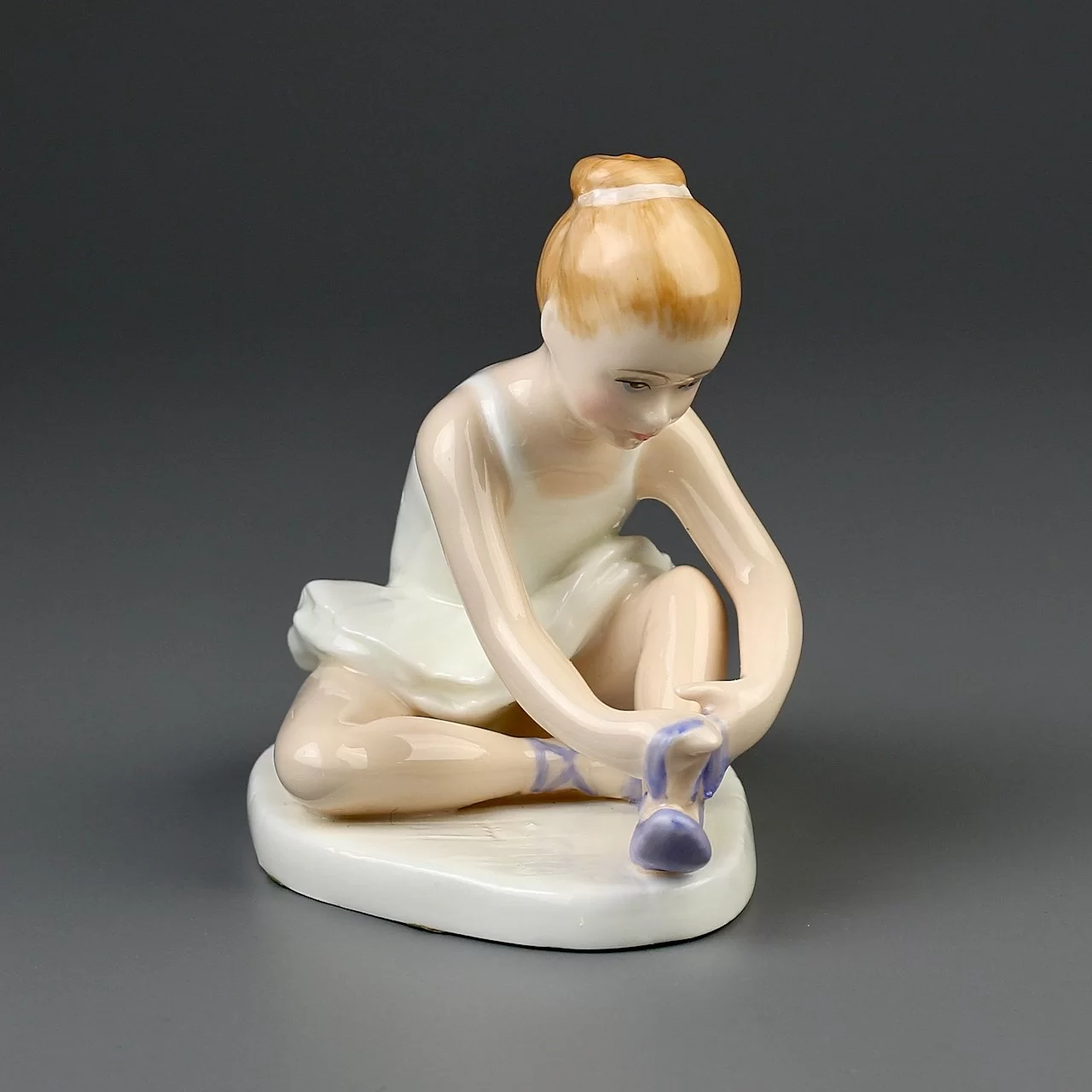 Винтажная фарфоровая статуэтка Англия Royal Doulton 3434 Ballet Shoes Балетки Балерина